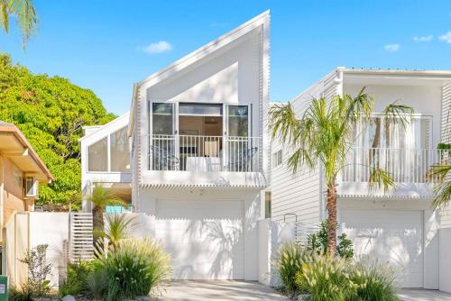 Port Macquarie Villa | Noahs Beach House - at Flynns