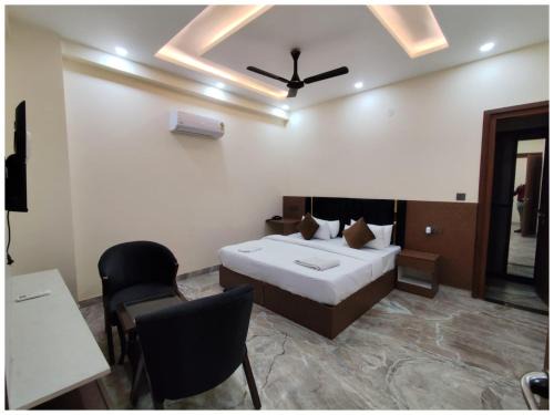 Greater Noida Hotel | NOIDA HOTEL THE GRAND MANSION# Near Hanuman Temple - Restaurant - Lift - And Free Parking Facilites - Fully Air conditioned Room - A Premium Top Rated Hotel In Noida