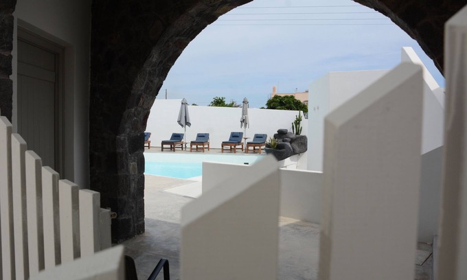 Monolithos Hotel | Noir Santorini