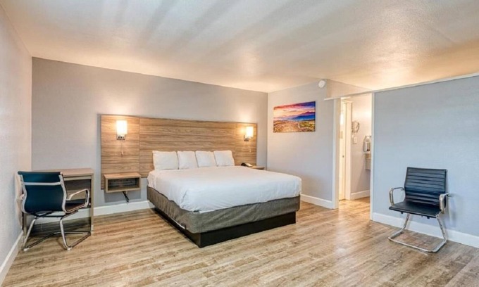 San Luis Obispo House | Non-Smoking 1 King Bed Suite