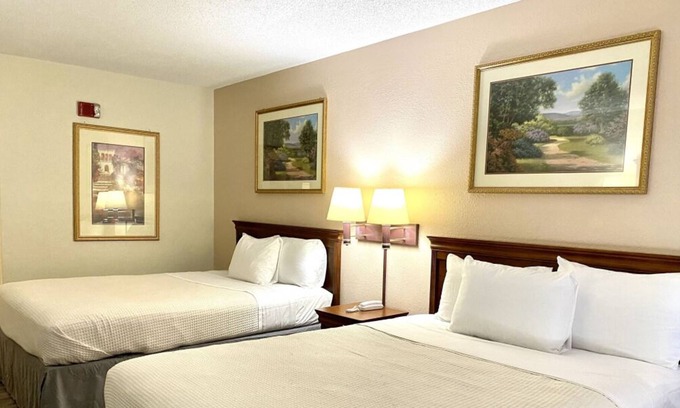 Mount Vernon Hotel | Non-Smoking Two Queen Beds at FairBridge Inn Express Mt Vernon