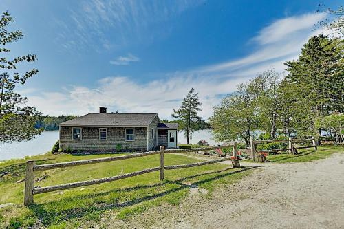 Mount Desert House | Noonie's Nest Waterfront Cottage on Mount Desert Isle