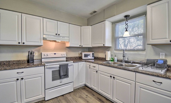 North Camellia Acres Cottage | Norfolk Home w/Private Yard - Walk to Beach!