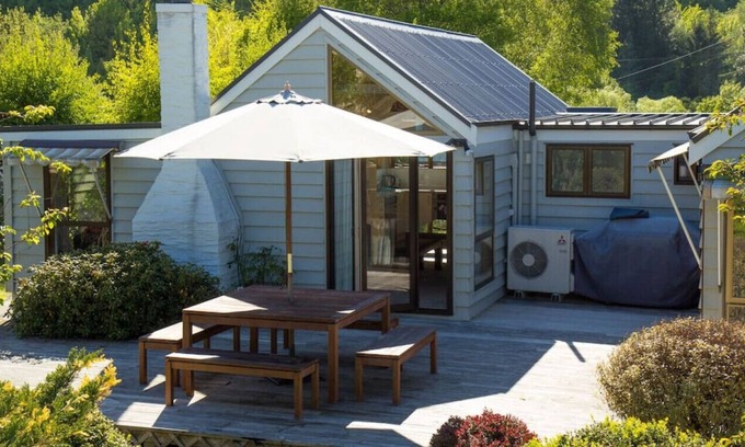 Arrowtown House | Norfolk · ★Riverside family home★ BBQ, bikes and backyard