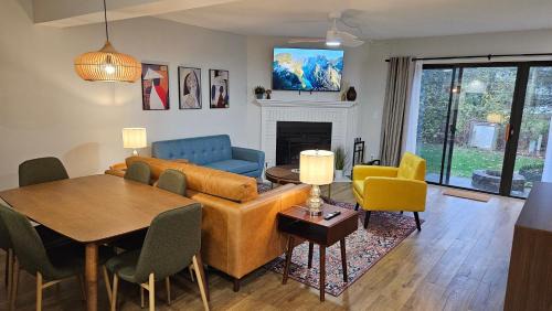 Columbus House | North Columbus Townhouse - Central, Updated, Fireplace