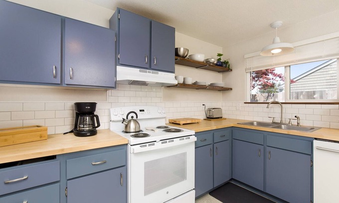 Eureka Cottage | 🐶 North Fork Cottage: Convenient, Pet friendly, Modern Furnishings!🌲