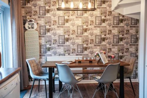 Cringleford House | Norwich, Lavender House, 3 Bedroom House, Private Parking and Garden