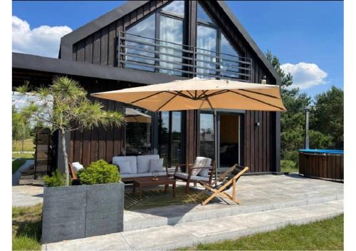 Szczytno House | Nowoczesna stodoła z balią na Mazurach