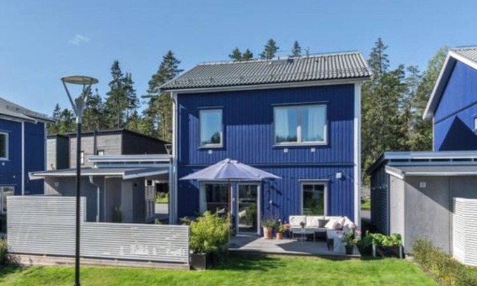 Lindalen House | Nybyggt radhus med tomt, veranda och carport. Nära Sthlm city, sjöar och skog.
