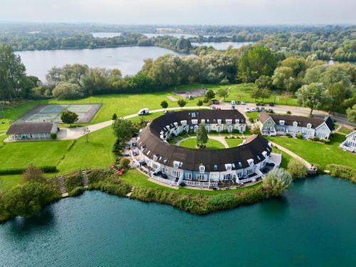 South Cerney House | Nyhavn Lakeside Cottage