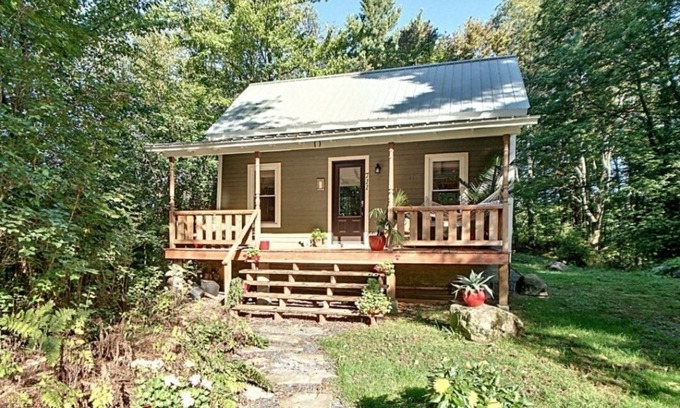 Lac-Brome Cabin | Ô chalet vert - just a few minutes away