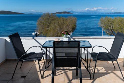 Marmari Apartment | O Molos