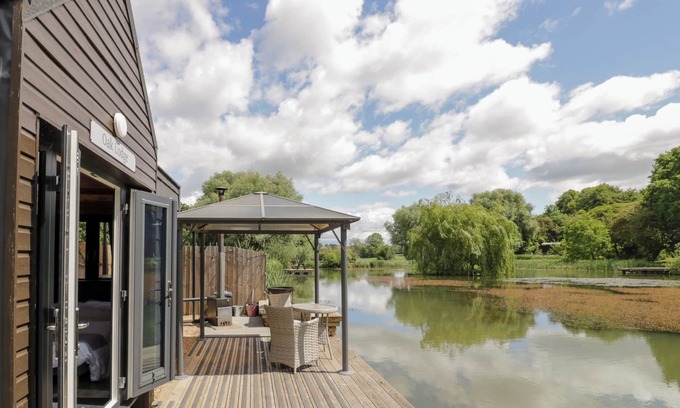 Chacombe Cottage | Oak Lodge At Bridge Lake Farm & Fishery
