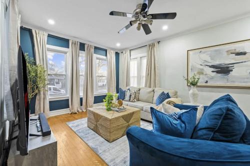 Oak Park House | Oak Park 5bd 2bth sleeps 11 with 3 private parking