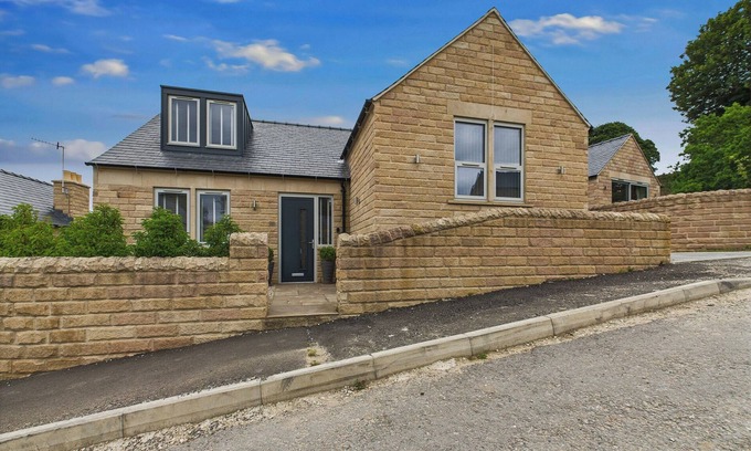 Tansley Cottage | OAKWOOD LODGE, pet friendly, character holiday cottage in Tansley