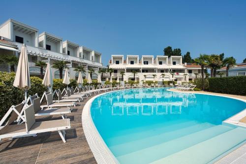 Eraclea Mare Apartment | Oasi moderna con piscina a due passi dal mare