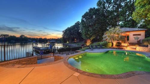 Mayhew House | Oasis at Ballycastle by AvantStay Private Beach