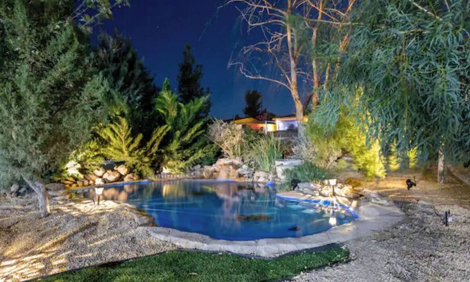 Joshua Tree House | Oasisšµin theā¤ļøof Joshua Tree + Gym + Hot Tub + Teslaā”ļø+ pond and waterfall