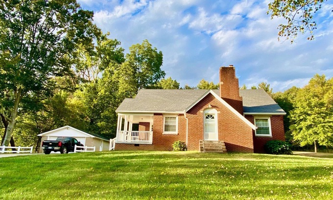 Jasper House | Oasis in the Woods. Next door to the Schnitzelbank. 0.3 miles to the Riverwalk!