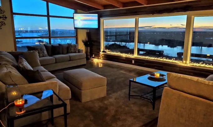 Moses Lake House | Oasis Retreat at The Lake! King Bed