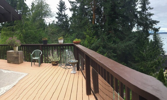 Sidney Apartment | Ocean view 2 bedroom suite 1 km from ferries 11 mins from International Airport