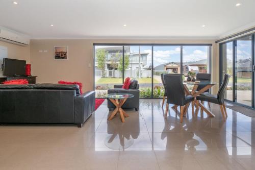 Geographe Apartment | Ocean View Executive Apartment 2