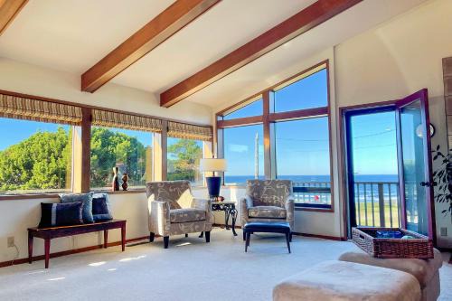 Agate Beach House | Ocean View Home in Newport! Short Walk to Sandy Beach! Cliffside Retreat