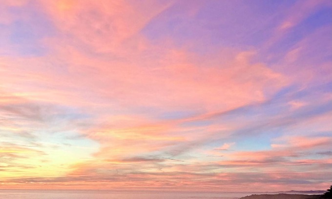 Marine Terrace Cottage | Ocean View Retreat with King sized bed and 5 min walk to sea + Fiscalini trails.