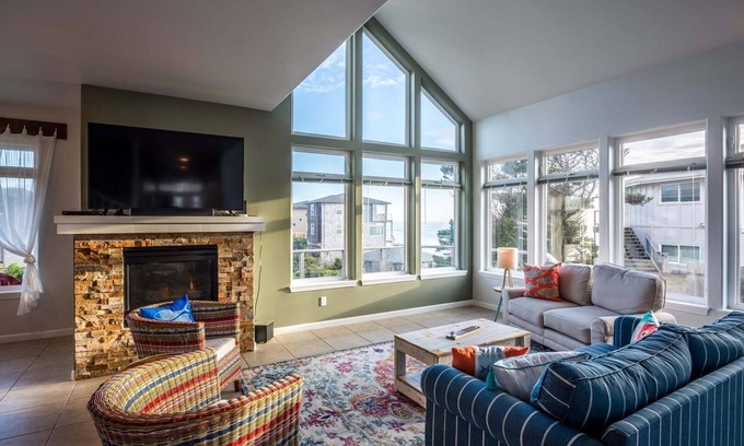 Gleneden Beach House | Ocean View, Steps to Sandy Beach! Hot Tub! Dog Friendly!