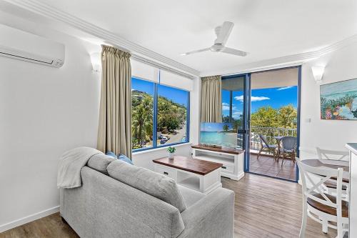 Airlie Beach Apartment | Ocean Views 1Br with Full Kitchen No Steep Hills