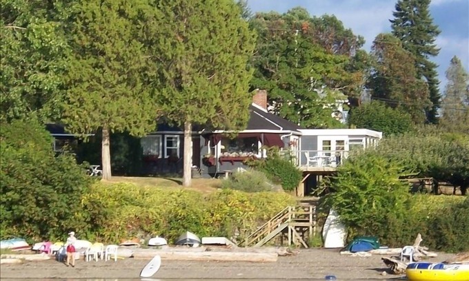 Vesuvius House | Oceanfront Home with Spectacular Views