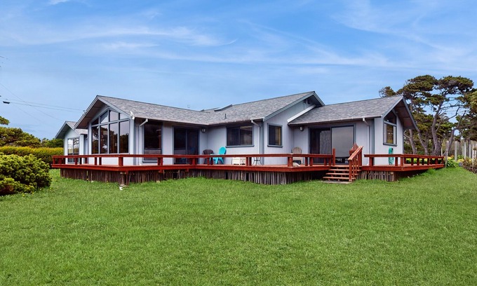 Fort Bragg House | Oceanfront home with jetted tub, deck, & wonderful views - walk to beach