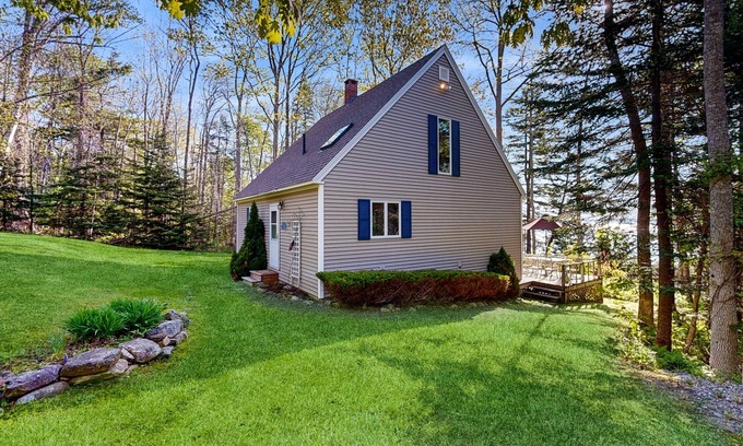 Camden Cottage | Oceanfront home with water views - central AC, washer/dryer & beach access