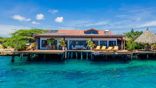 De Bruynewijk Villa | Oceanfront Villa with Overwater Deck