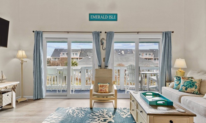 Emerald Isle Condo | Oceanside Condo w/Indoor Pool & Beach Access!