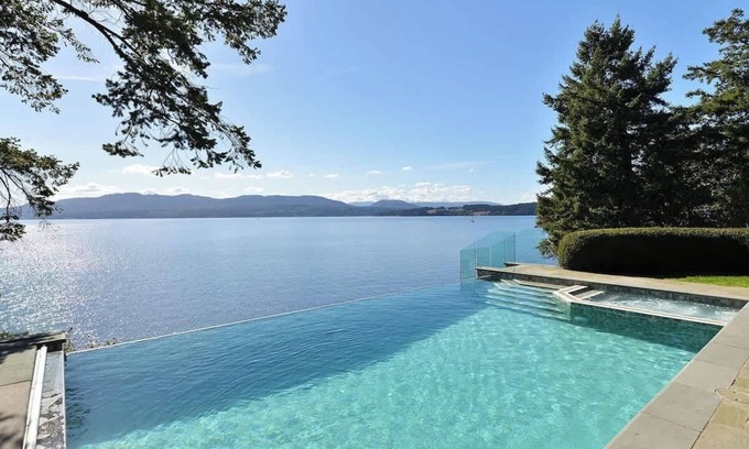 Sidney House | Oceanside Lodge Saanich Inlet