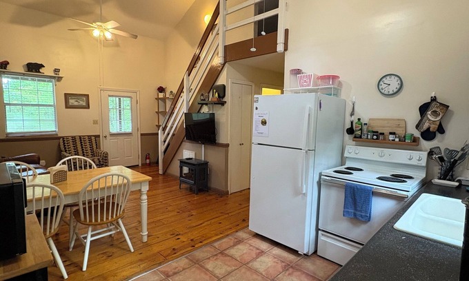 Benton Cabin | Ocoee Campin' - Cabins & Tent Camping near the Ocoee River/Mountain Foothills