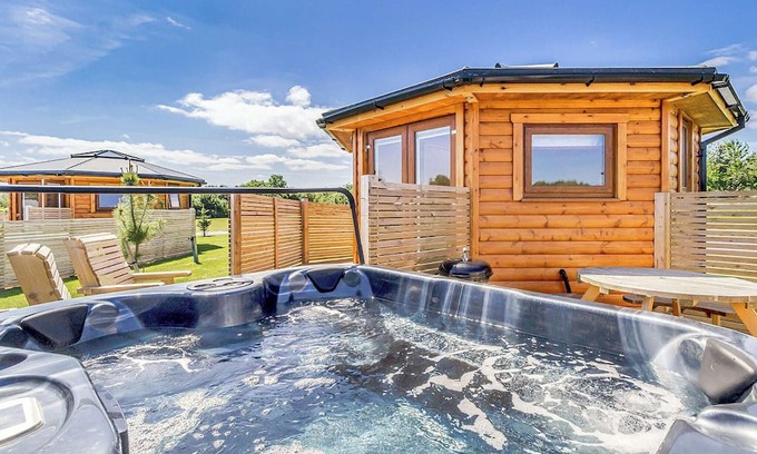 Fitling Ski Chalet | Octi-Lodge Mini Spa Pet