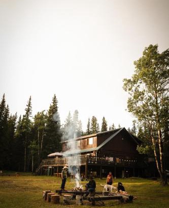 Rock Lake Villa | Off-Grid Mountain Lodge & 4 Cabins - Sauna, Hot Tub & Fishing