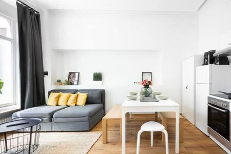 Am Alten Sudlichen Friedhof Apartment | Oktoberfest Oasis for up to 12