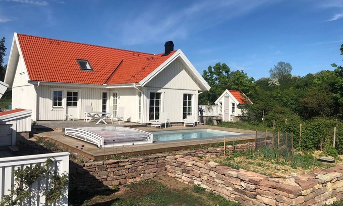 Stora Ror Villa | Ölandsvilla with heated pool and full comfort.