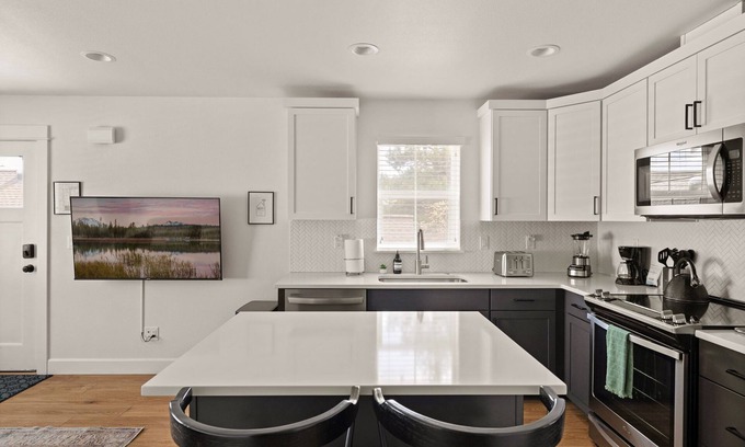 Southern Crossing House | Old Mill Cottage: Steps to Old Mill and Deschutes