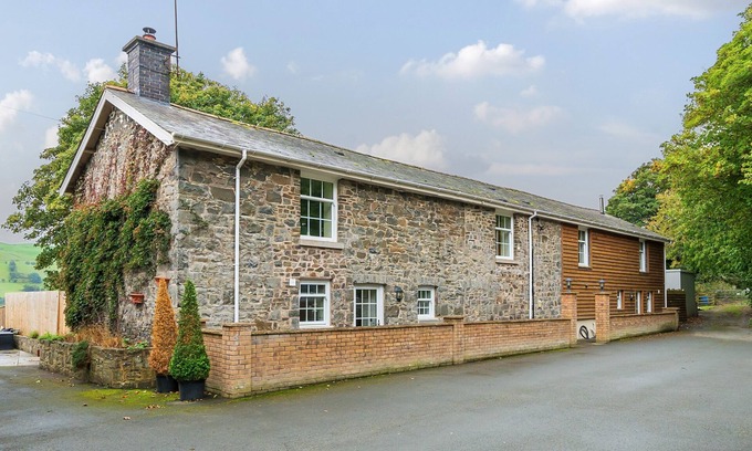 Newtown Cottage | OLD RECTORY COTTAGES, family friendly, with pool in Aberhafesp
