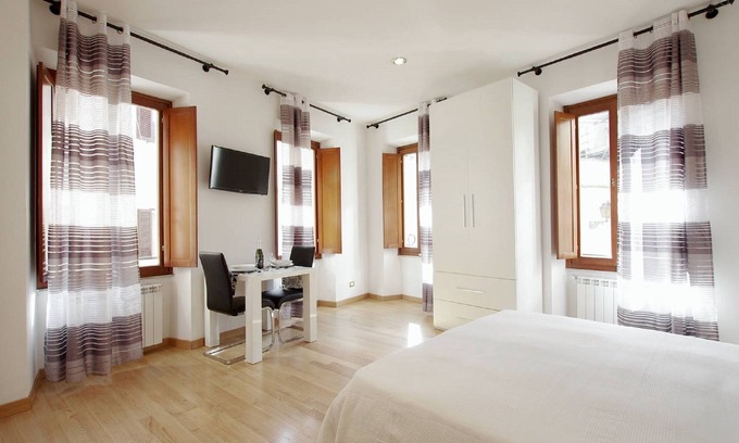 Rione XI Sant'Angelo Apartment | Old Rome area-6 pax-Silent-Air conditioned-Historical Roman building