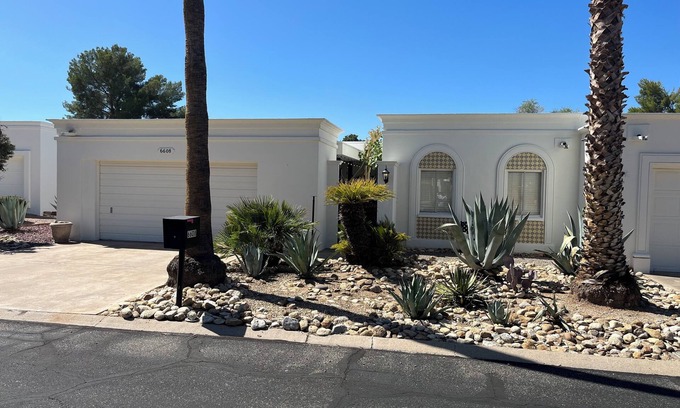 Tucson Condo | Old-School Charm on the Course – Patio Views & Sleeps 6