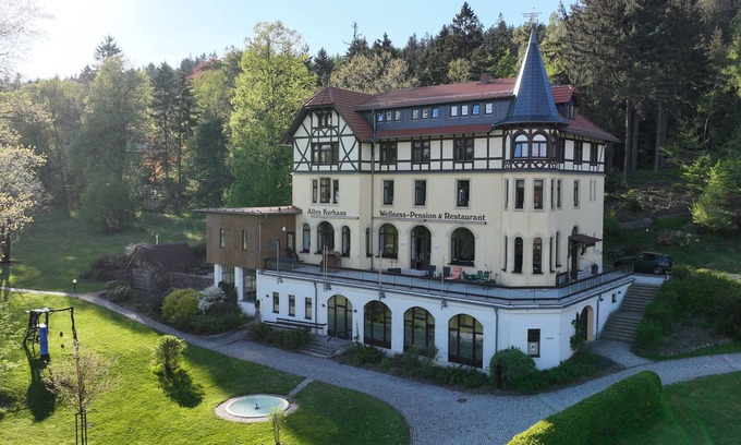 Luftkurort Luckendorf Villa | Old spa house in Lückendorf/Oybin in the Zittau Mountains /SCHLOSS GLOWE