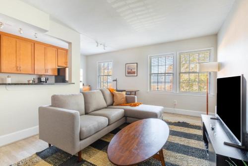 Old Town North Apartment | Old Town North 1br w rooftop pool nr museums WDC-762