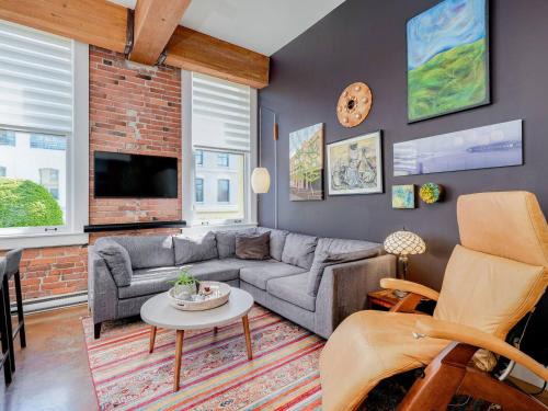 Downtown Victoria Apartment | Old Town Retreat-your artful escape in Victoria’s historic Old Town by Victoria Prime!