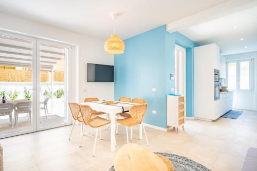 Poetto Apartment | Oltremare, Patio, two steps from the sea