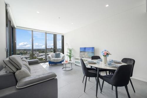 Lidcombe Apartment | Olympic Park Stylish Apt with Gym Pool great view